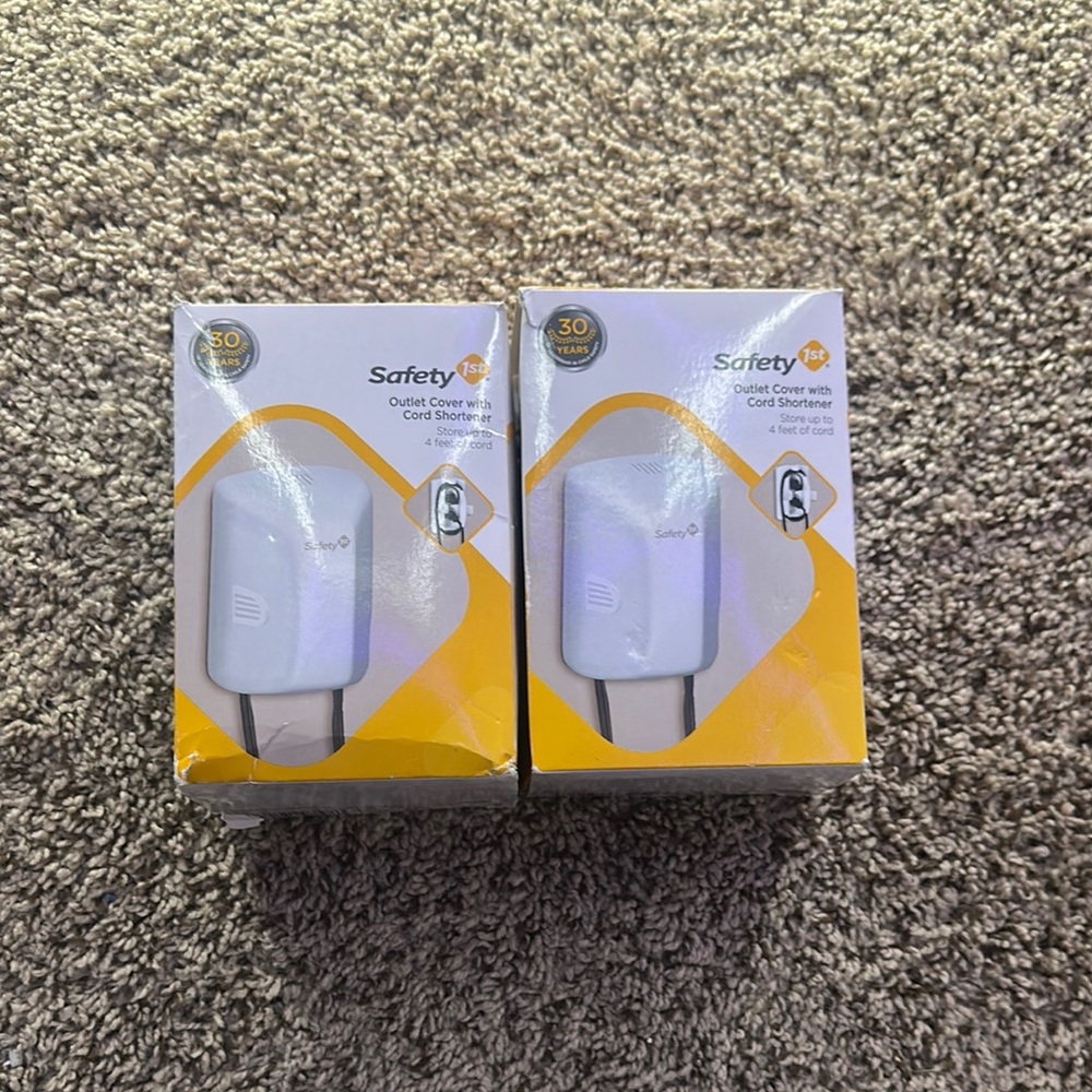 Safety 1st Outlet Cover with Cord Shortener